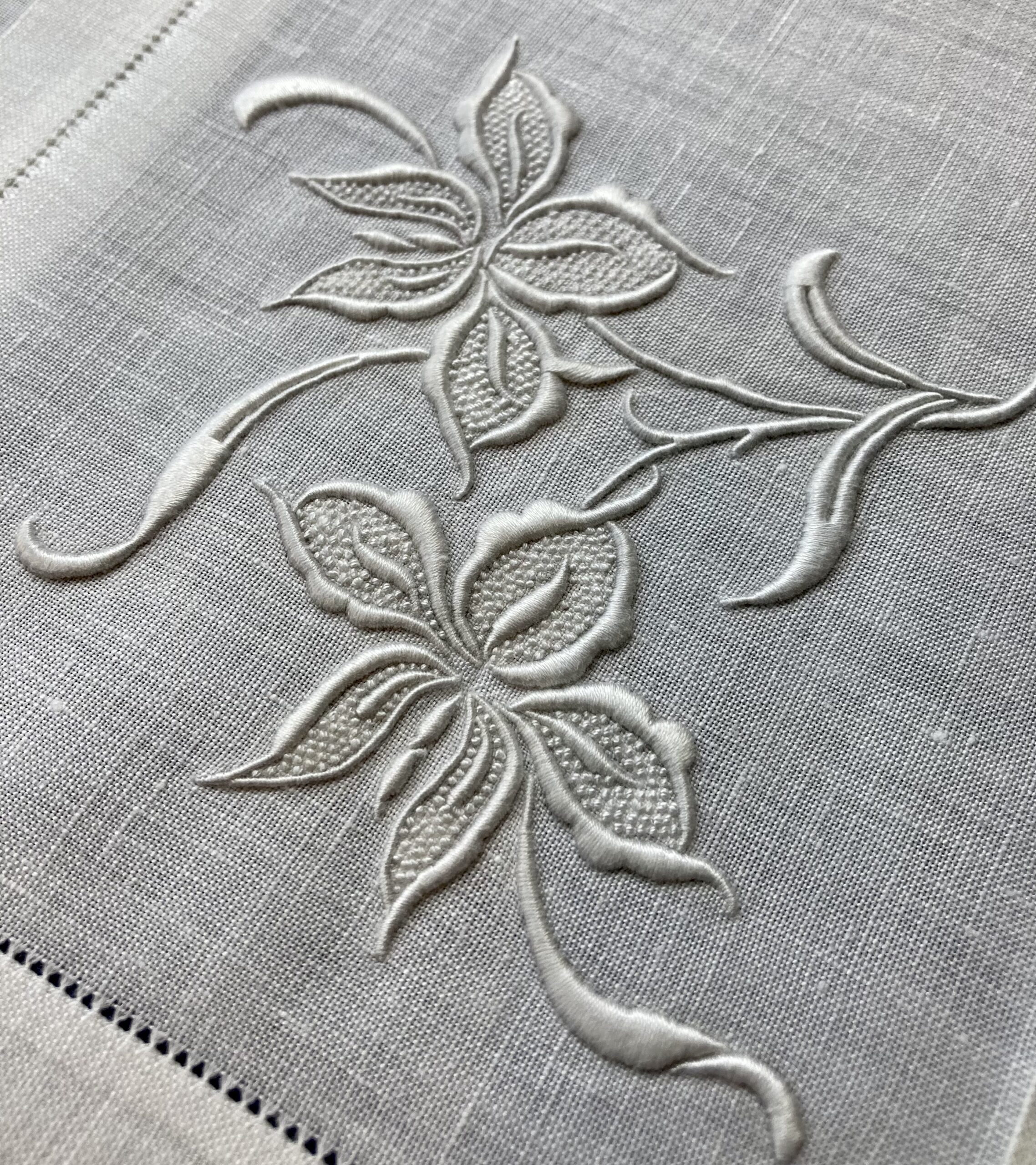 Détail de fleur en broderie blanche